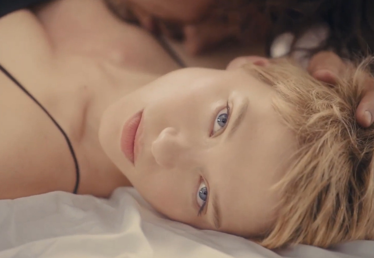 Léa Seydoux, égérie sensuelle dans la pub pour Spell On You, le