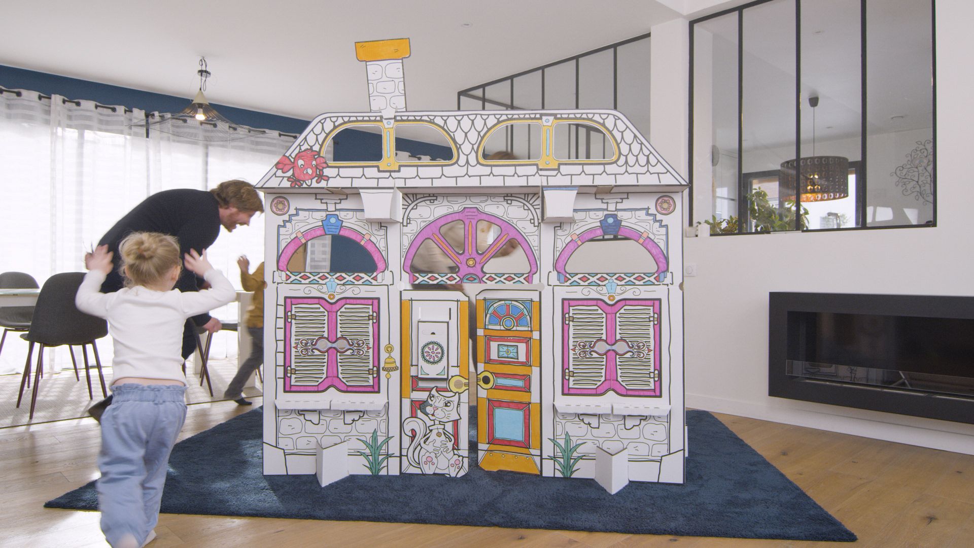 Maison géante en carton à construire et à colorier