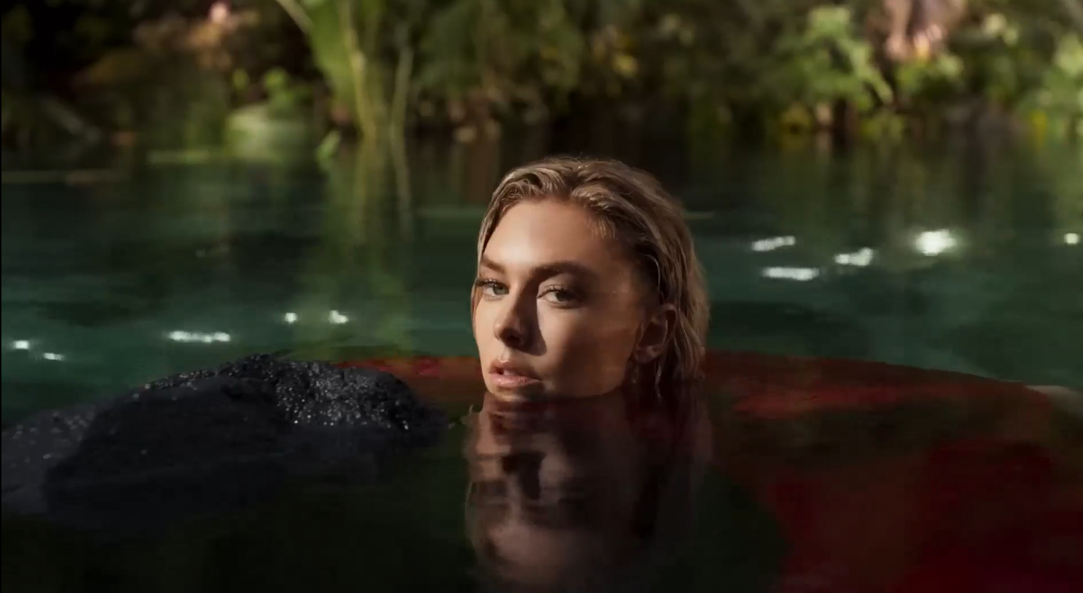 Musique de la pub Cartier – La Panthère, Eau de Parfum – Vanessa Kirby 2022
