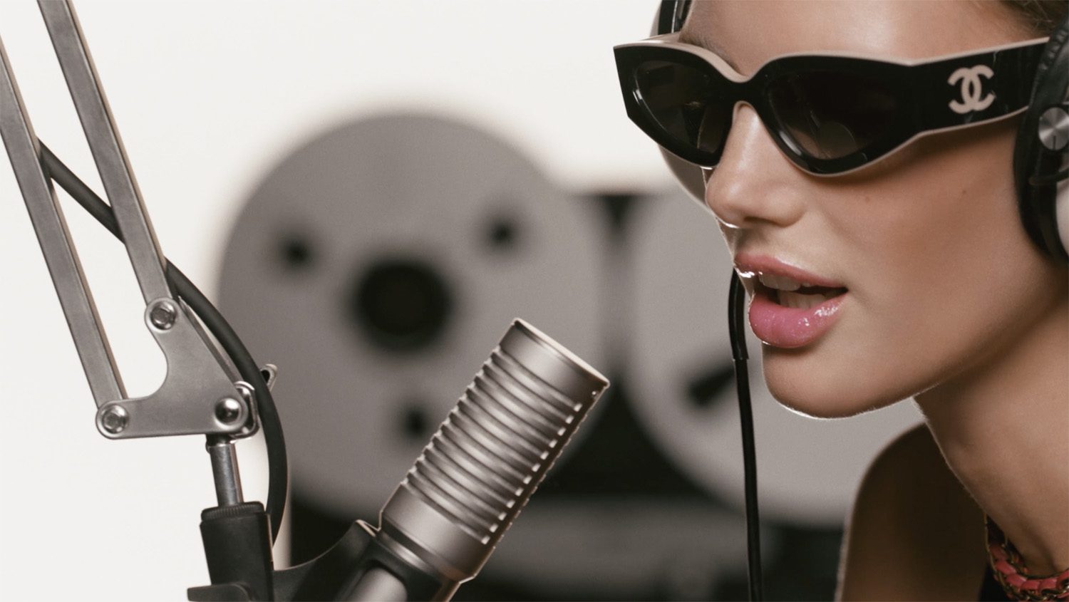 CONTRECHAMP STUDIO pour Chanel Rouge Coco Hydra Gloss Packshotmag — free download